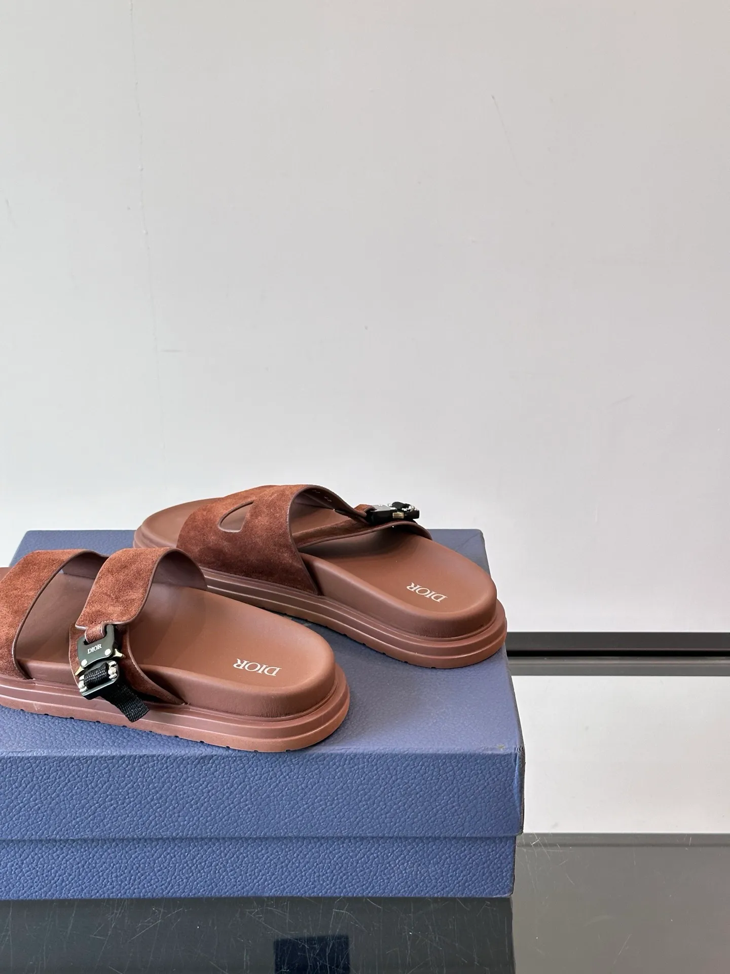 Factory price: 300💰Dior Aqua men's sandals and slippers. Showcasing Dior haute couture design. The Dior gray suede strap is accented with an aluminum Dior buckle for added style. Paired with a comfortable tonal notch sole, they pair easily with shorts or jeans for a sophisticated look. Main body: suede cow leather, technical fabric lining: cow leather, with adjustable straps, aluminum Dior buckle, Dior gray EVA insole, tonal notch rubber outsole splicing structure👌👌 size: 38-44 (45.46 customized)